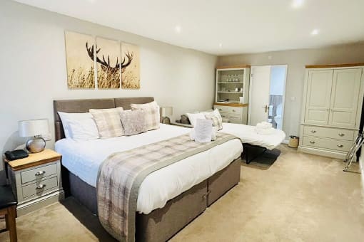 Family-Room Cottage Accommodation for Weddings and Events in Cardiff